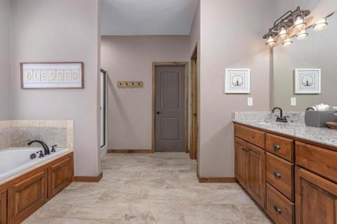 Villa Premier Retreat With Hot Tub, Theater & Pool Table Hollister Exterior foto